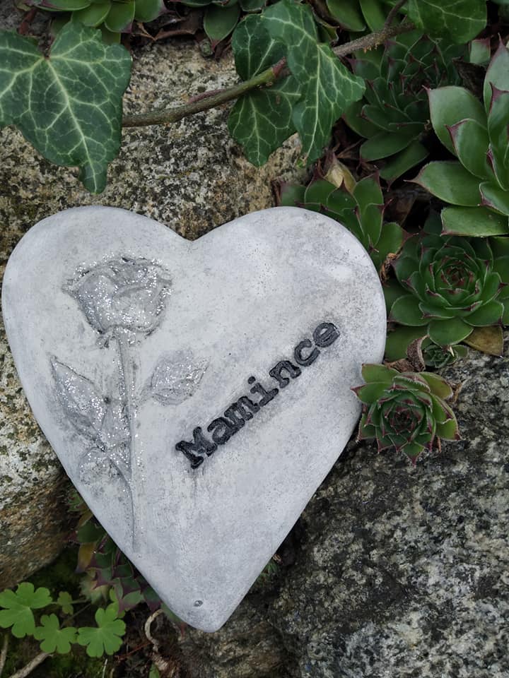 Smuteční srdce z betonu s nápisem Mamince