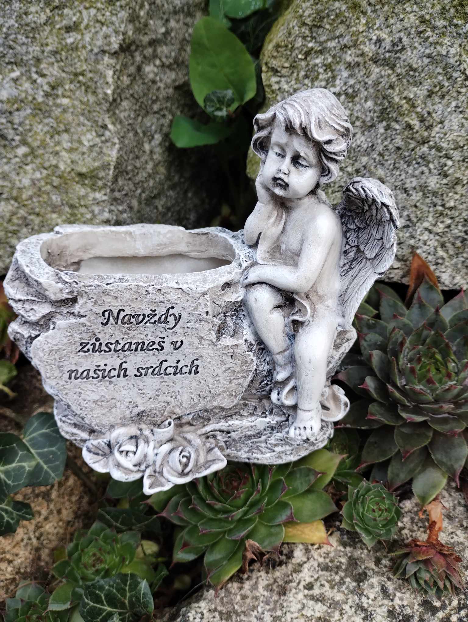 Anděl s nádobou na květinu